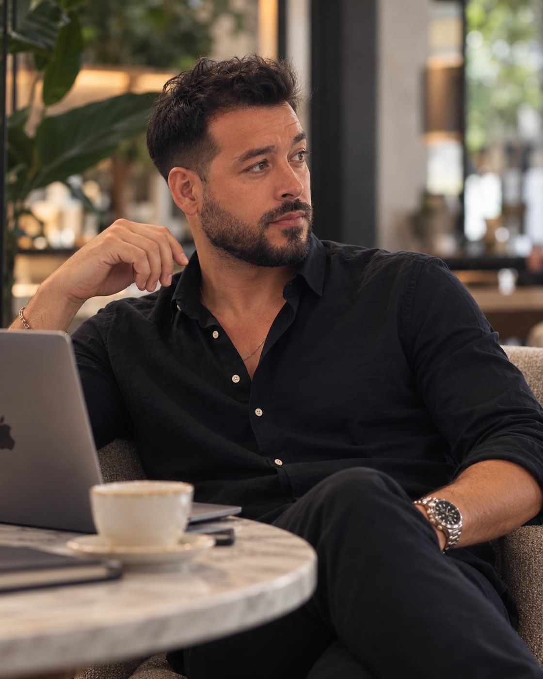 Mariano Staudacher, sentado en un sillón, mirando hacia un costado